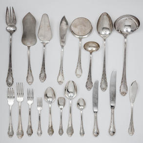 Elegante cubertería de doce servicios en plata española y punzonada del siglo XX