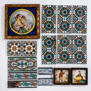Conjunto de trece azulejos en cerámica de valencia y Sevilla de los siglos XIX-XX