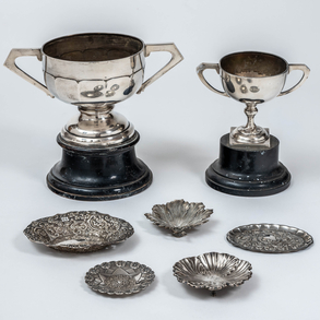Conjunto de trofeos y bandejas en plata española y punzonada del siglo XX.