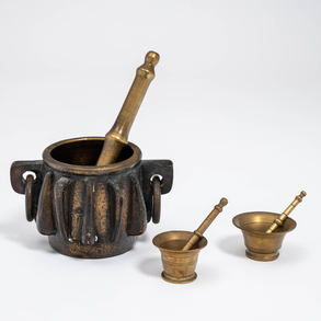 Conjunto de tres morteros con sus majas en bronce del siglo XIX-XX