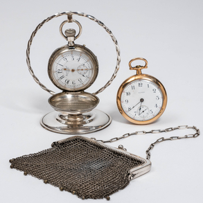 Conjunto de bolso de malla, reloj de bolsillo Paul Jeannot, Geneve en plata con soporte para colgar y reloj en metal dorado.