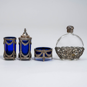 Conjunto de tres saleros o pimenteros en cristal azul cobalto con aplicaciones en plata española y punzonada y botella de perfume de los años 1920.