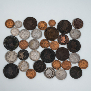 Conjunto de trece monedas en plata de Carlos III, Alfonso XII, Alfonso XIII, Isabel II, conjunto de diez monedas de cobre de Alfonso XIII, Gobierno provisional y conjunto de nueve monedas de maravedís en cobre y tres monedas de cobre.
