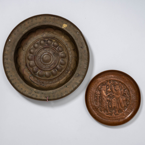 Conjunto de plato limosnero en latón del siglo XIX y plato circular tipo persa en cobre del siglo XX.