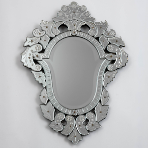 Elegante espejo veneciano en cristal de murano soplado decorado con elementos botánicos y geométricos grabados del siglo XIX.