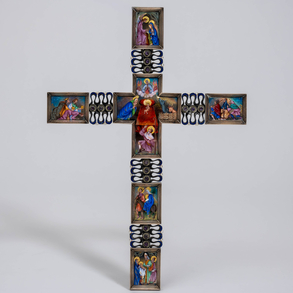 Cruz latina realizada en plata, placas de esmalte con escenas de la vida de la virgen y el niño Jesús, con aplicaciones de perlas y bolas de amatista.