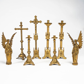 Conjunto de dos parejas de candeleros neogóticos, pareja de candeleros en forma de ángeles alados y dos crucifijos de altar en bronce dorado del siglo XIX.