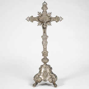 Cruz de altar en plata española y punzonada del año 1753.