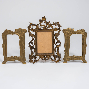 Conjunto de dos marcos modernistas en bronce y marco portafotos estilo Luís XV en bronce.