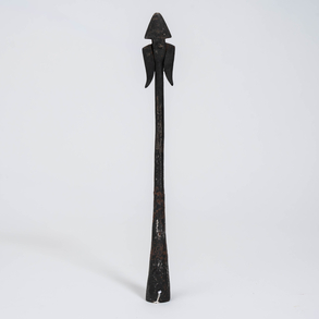 Antiguo arpón de punta de flecha para ballenas con cabeza simétrica dos dos lengüetas o barbas rígidas.