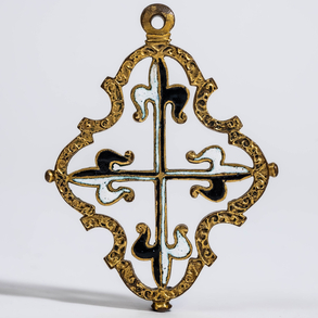 Colgante de la Cruz de Santo Domingo en bronce y esmalte color negro y blanco del siglo XVII