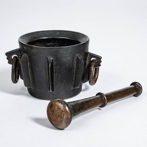 Mortero gótico del siglo XVI en bronce con matina oscura con dos arandelas en las asas.