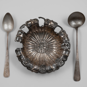 Conjunto de dos cucharones y soporte en plata española y punzonada del siglo XX.
