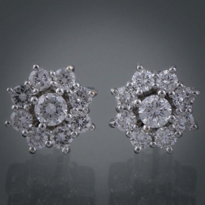 Pareja de pendientes de roseta en oro blanco de 18 kt con brillantes.